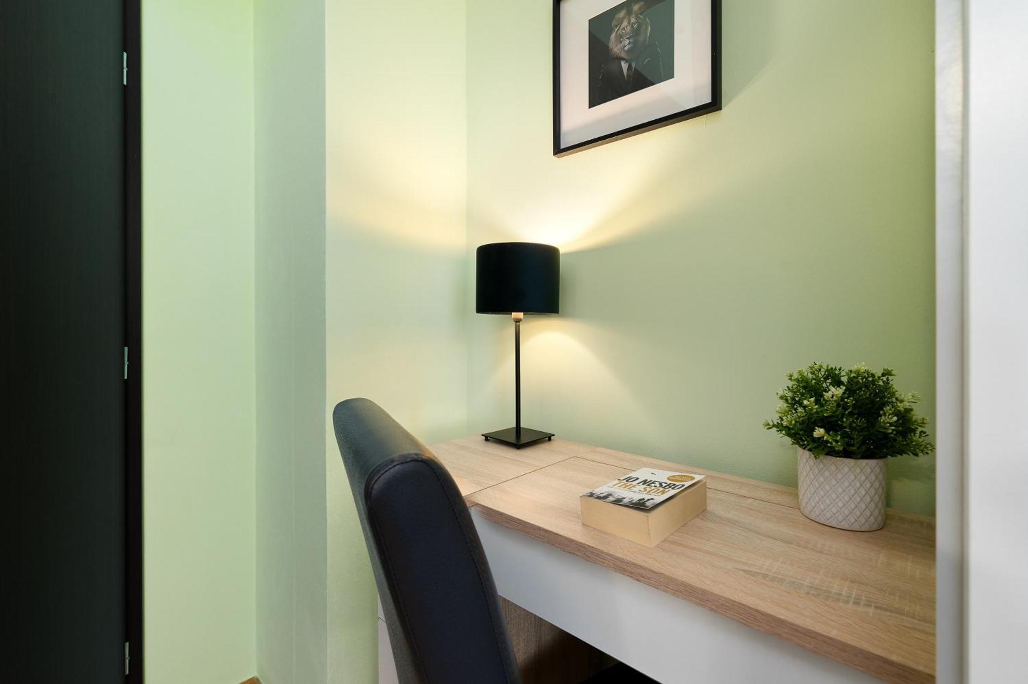Oasis Apartments At Charles Square Prag Exterior foto