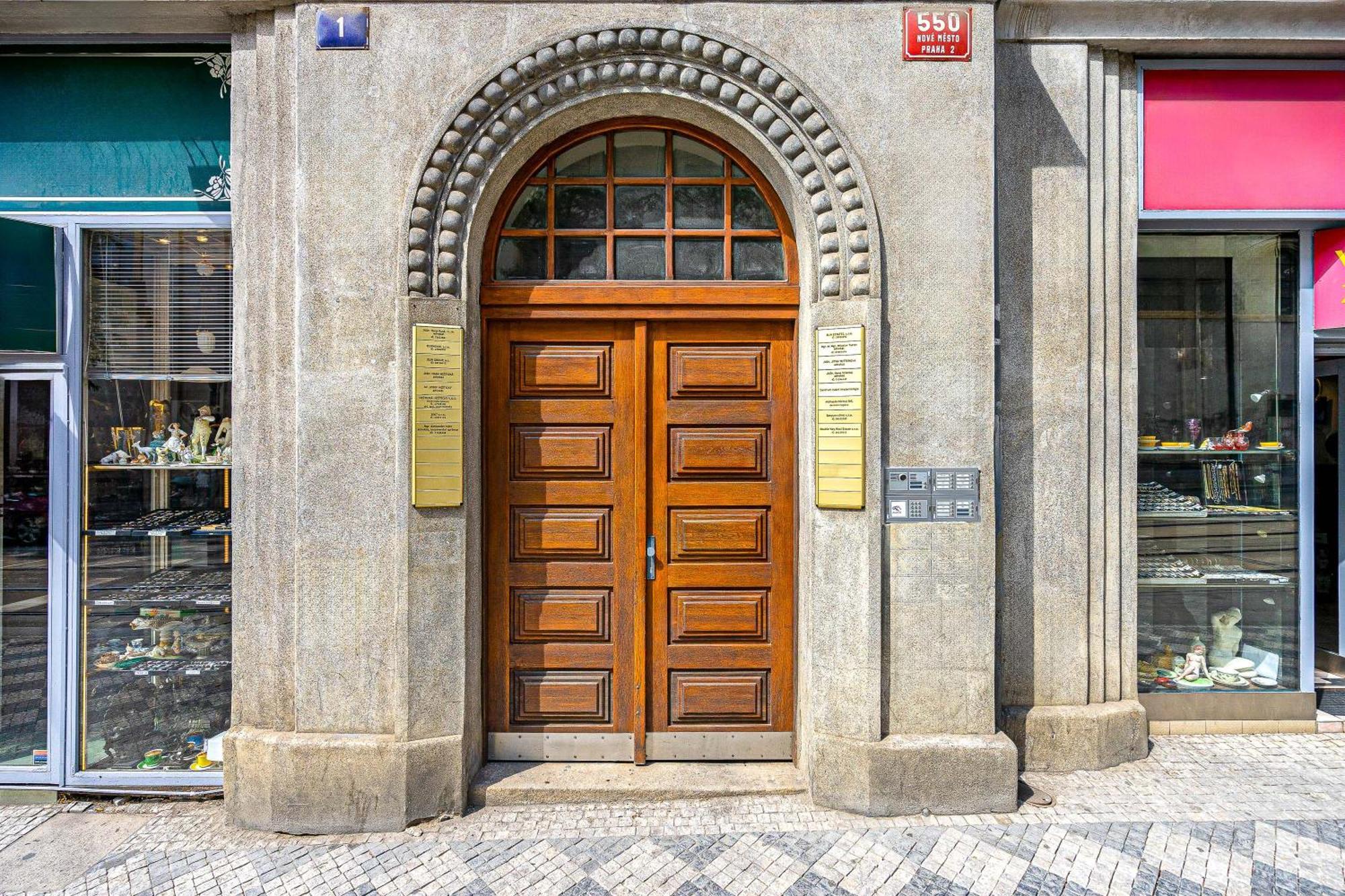 Oasis Apartments At Charles Square Prag Exterior foto